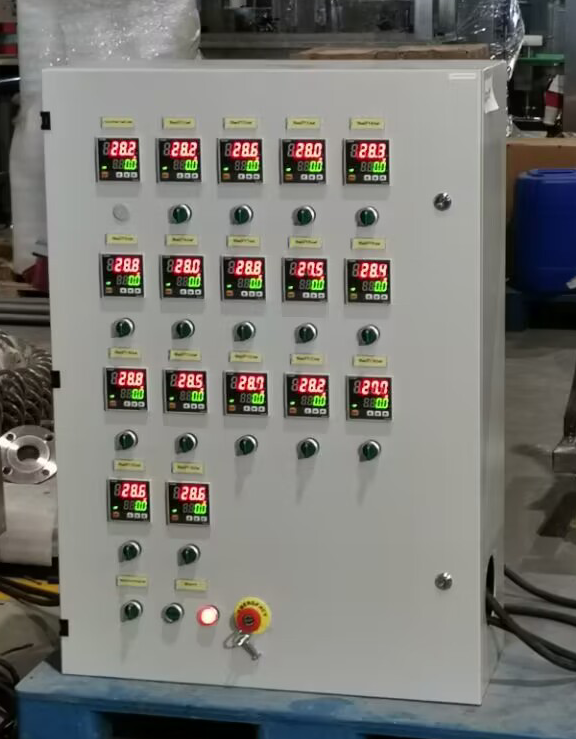 How does a PID controller control brewhouse and fermenter temperatures?